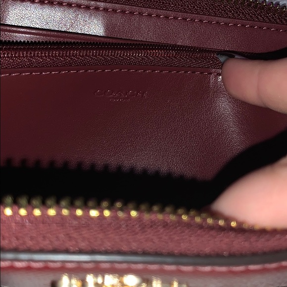 **100% AUTHENTIC** Red acordian zip Coach wallet - Picture 3 of 7